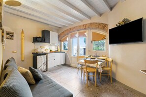 Standard Apartment, Multiple Bedrooms, 2 Bathrooms (Sole Priscilla House - Terrace &) | Living area | 21-inch Smart TV with cable channels - Sole Priscilla House- Terrace & parking (Salò)