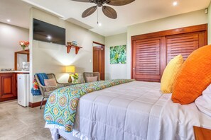 1 dormitorio, escritorio, tabla de planchar con plancha y cuna de viaje