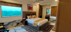 Suite King | Egyptian cotton sheets, premium bedding, down comforters - Hotel Varuna Grand (Varanasi)