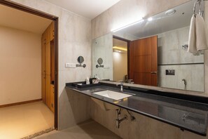 Camera familiare, vista valle | Bagno | Set di cortesia gratuito, pantofole, asciugamani, shampoo