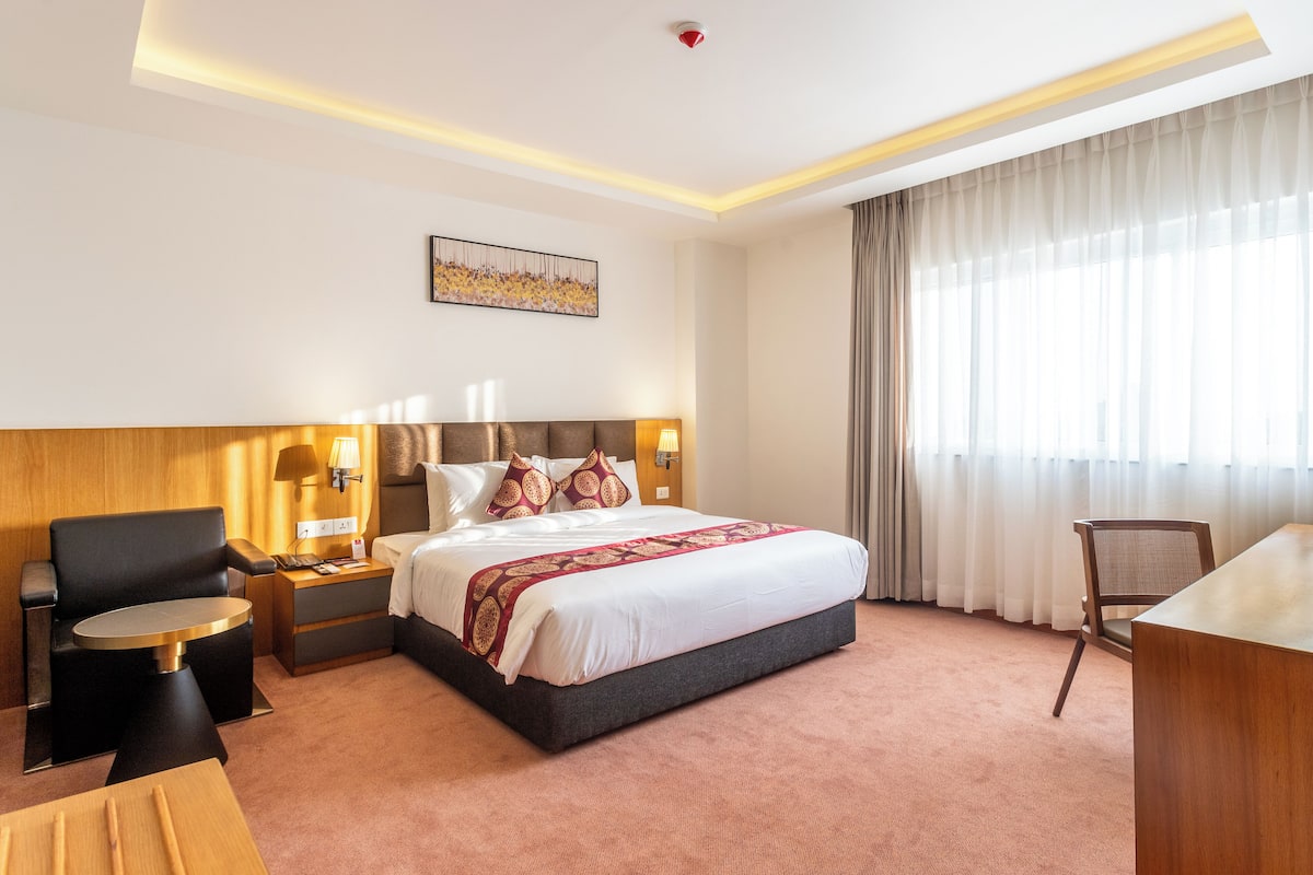 Superior Room, Valley View | 1 bedroom, in-room safe, desk, soundproofing