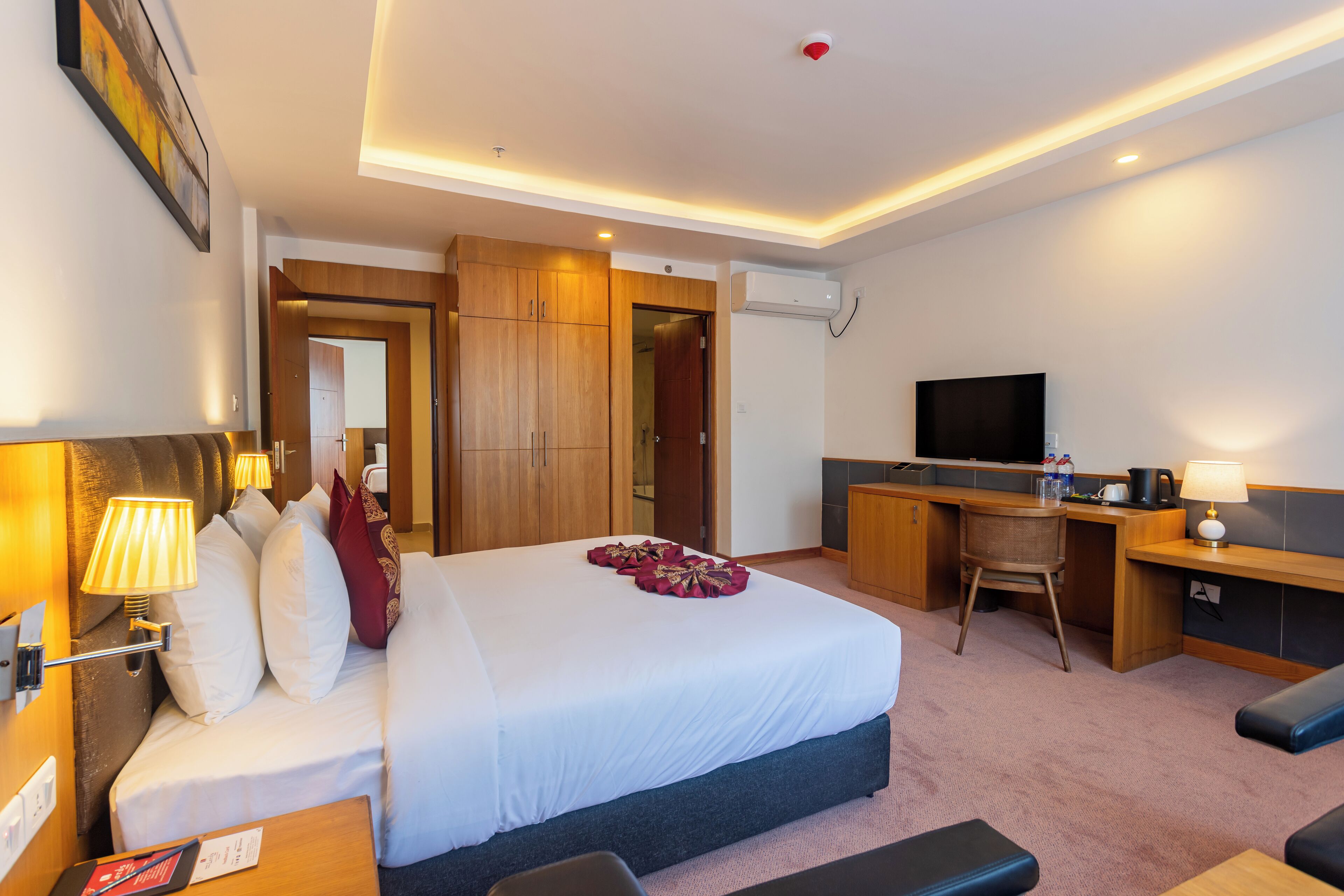 Presidential Suite, Valley View | In-room safe, desk, soundproofing, iron/ironing board