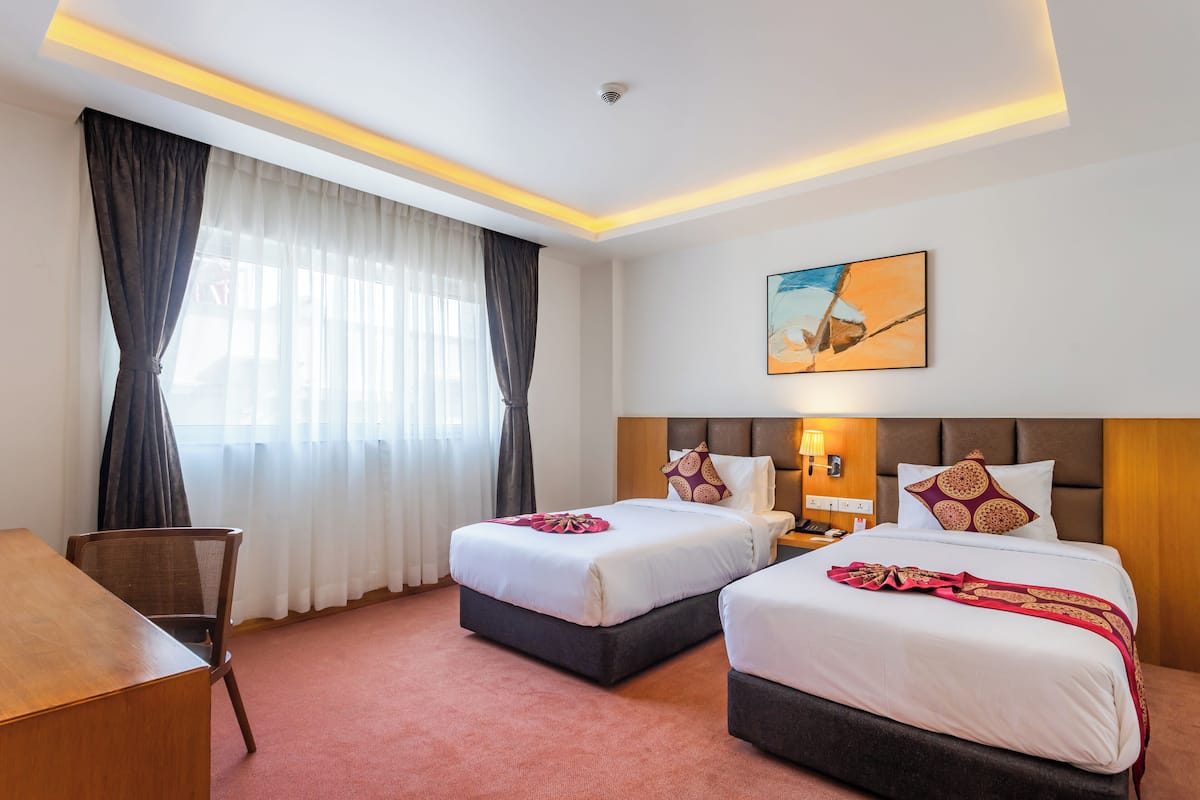 Deluxe Twin Room, Valley View | 1 bedroom, in-room safe, desk, soundproofing