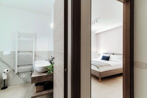 Căn hộ | Phòng tắm | Buồng tắm vòi sen, máy sấy tóc, chậu vệ sinh/vòi rửa, khăn tắm