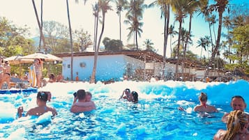 2 kolam renang terbuka