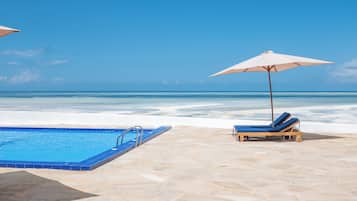 2 outdoor pools