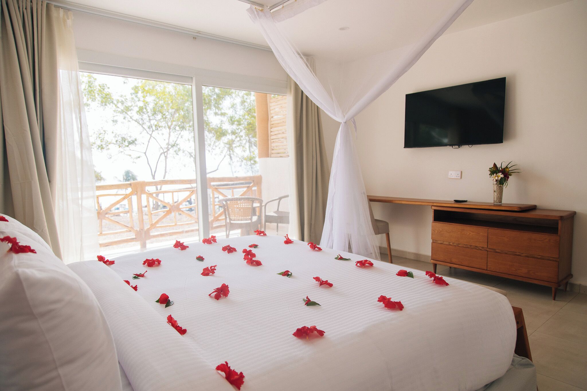 Habitación con 1 cama doble o 2 individuales, vistas al mar | Tabla de planchar con plancha y wifi gratis