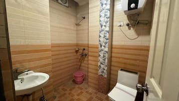 Classic Apartment | Bathroom | Shower, free toiletries, towels, soap