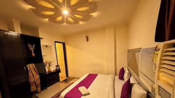 Deluxe Single Room | 1 bedroom, iron/ironing board (on request), WiFi (free)