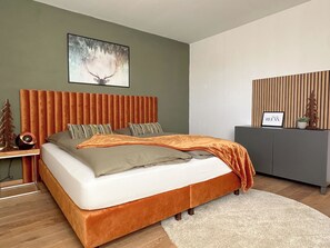 2 slaapkamers, een strijkplank/strijkijzer, reisbedje, gratis wifi