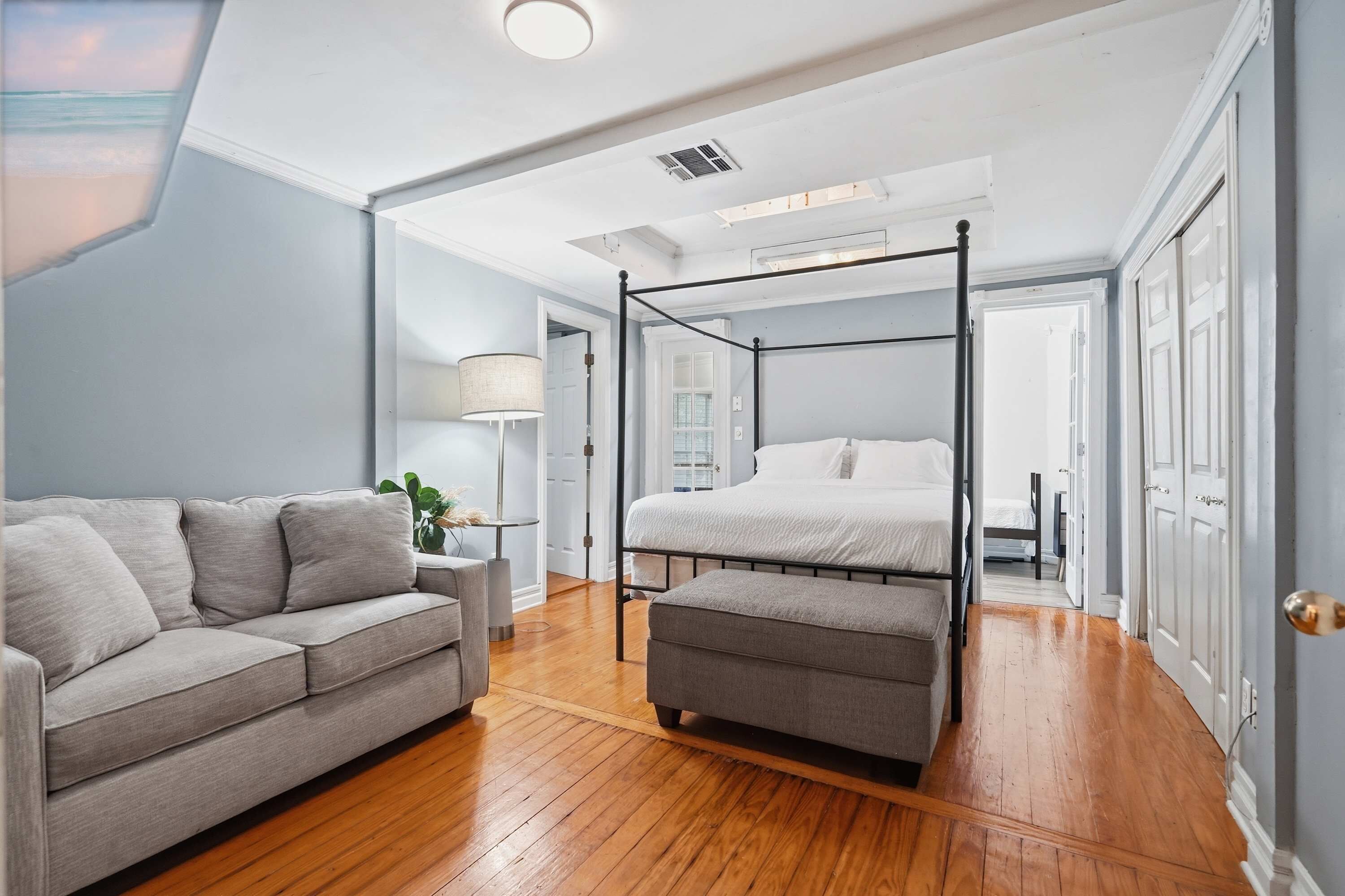 6 quartos, escrivaninha, Wi-Fi, roupa de cama