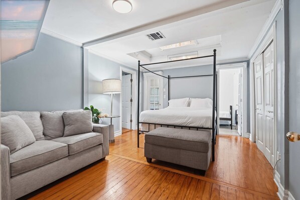 6 bedrooms, desk, WiFi, bed sheets