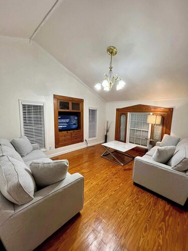 Spacious Lafayette House-6 BR with Free Parking