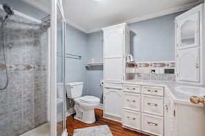 Douche, séchoir à cheveux, serviettes fournies, shampooing