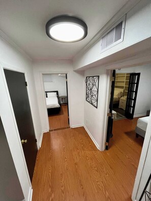 6 bedrooms, desk, WiFi, bed sheets