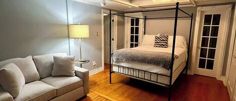 6 bedrooms, desk, WiFi, bed sheets