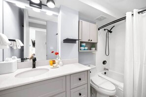 Eco-friendly toiletries, hair dryer, towels, soap - 29 Fl Studio | King Bed, Kitchenette & Ocean Views (Honolulu)