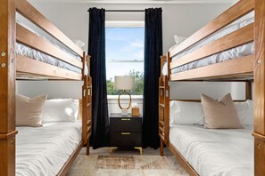 5 多间卧室、办公桌、熨斗/熨衣板、旅行婴儿床