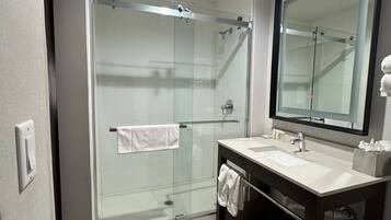 Standard Room, 1 King Bed, Non Smoking, City View | Bathroom