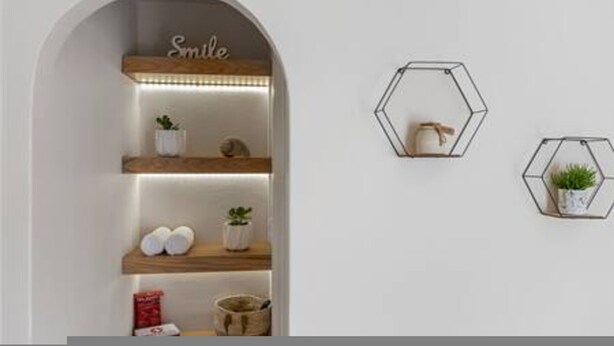 Käytävän sisäänkäyntiä koristaa puinen holvikaari, jossa on teksti ”Smile” (hymyile). Käytävällä on myös hyllyjä koriste-esineille ja kuusikulmaisia seinäkoristeita.