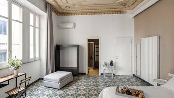 Comfort-Vierbettzimmer, Stadtblick | 1 Schlafzimmer, individuell dekoriert, laptopgeeigneter Arbeitsplatz