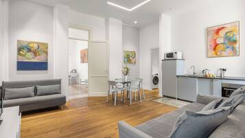 Appartamento Comfort, balcone, vista città | Area soggiorno | Smart TV 30 cm con canali via cavo