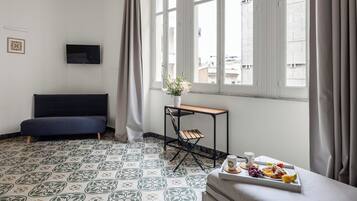 Quadrupla Comfort, vista città | Con stile personalizzato, postazione laptop, ferro/asse da stiro