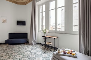 Chambre quadruple Confort, vue sur la ville | Décor unique, espace de travail pour ordinateurs portables