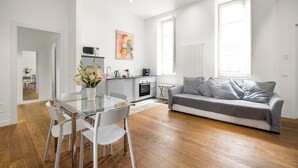 Leilighet – comfort, balkong, byutsikt | Oppholdsområde | En 30-centimeters smart-TV med kabel-kanaler