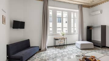 Quadrupla Comfort, vista città | Con stile personalizzato, postazione laptop, ferro/asse da stiro