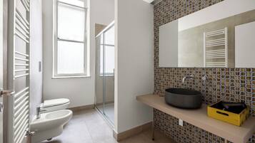 Appartamento Comfort, balcone, vista città | Bagno | Asciugacapelli, bidet, asciugamani, sapone