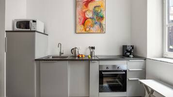 Appartamento Comfort, balcone, vista città | Cucina privata | Frigorifero nell'area comune, bollitore elettrico