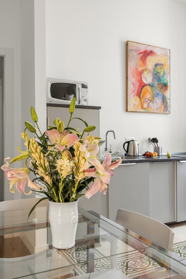 Appartement Confort, balcon, vue sur la ville | Aire de séjour | Téléviseur connecté de 30 cm avec télévision par câble