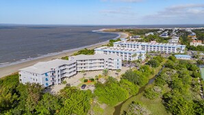 Un hotel sulla costa con diversi edifici, una spiaggia e vegetazione circostante.