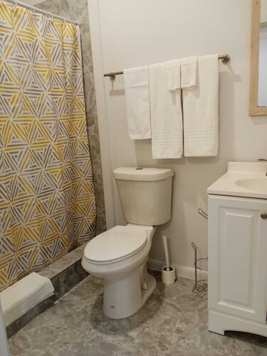 2 minutes from Downtown 5 minutes from the airport. 2 minutes from ferry