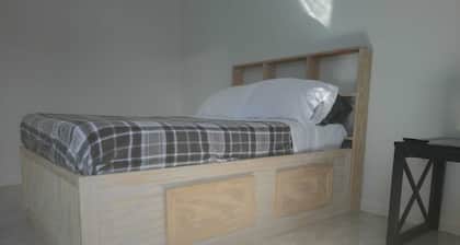 2 minutes from Downtown 5 minutes from the airport. 2 minutes from ferry