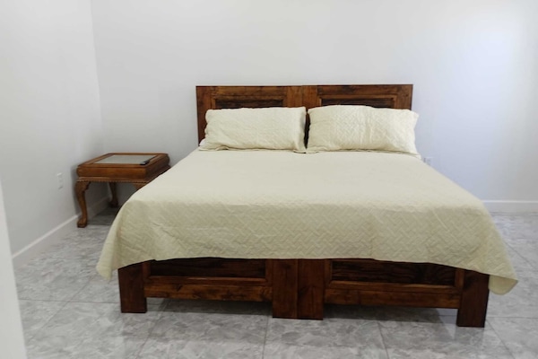 1 habitación, tabla de planchar con plancha, wifi gratis y ropa de cama