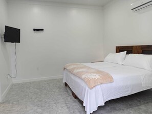 1 habitación, tabla de planchar con plancha, wifi gratis y ropa de cama