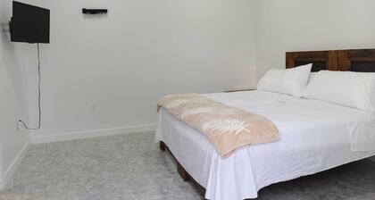 2 minutes from Downtown 5 minutes from the airport. 2 minutes from ferry