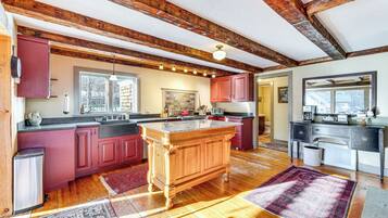 House (5 Bedrooms) | Interior