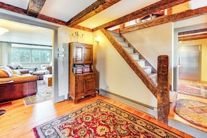 House (5 Bedrooms) | Interior