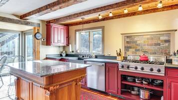 House (5 Bedrooms) | Interior