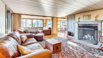 House (5 Bedrooms) | Interior