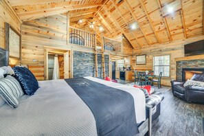 Interior - Hot Tub & Fire Pit: Cozy Cabin in Broken Bow! (Broken Bow)