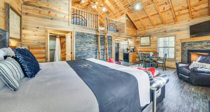 Hot Tub & Fire Pit: Cozy Cabin in Broken Bow!