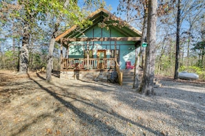 Interior - Hot Tub & Fire Pit: Cozy Cabin in Broken Bow! (Broken Bow)