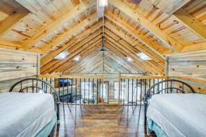 Interior - Hot Tub & Fire Pit: Cozy Cabin in Broken Bow! (Broken Bow)