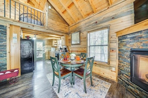 Interior - Hot Tub & Fire Pit: Cozy Cabin in Broken Bow! (Broken Bow)