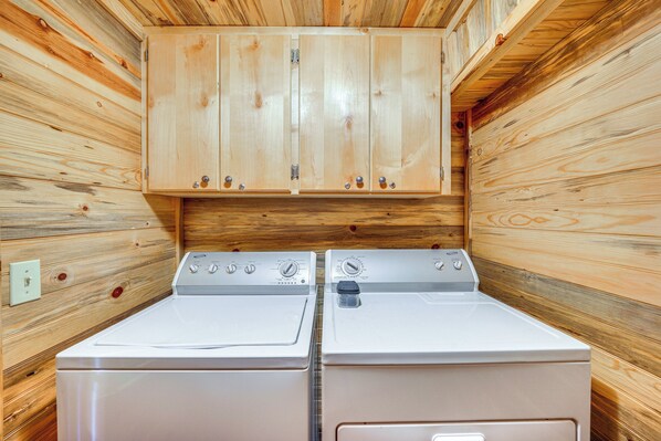 Interior - Hot Tub & Fire Pit: Cozy Cabin in Broken Bow! (Broken Bow)