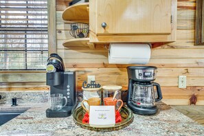 Interior - Hot Tub & Fire Pit: Cozy Cabin in Broken Bow! (Broken Bow)